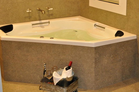 Georges At Hepburn - Miner's Cottage - Winery Find 2