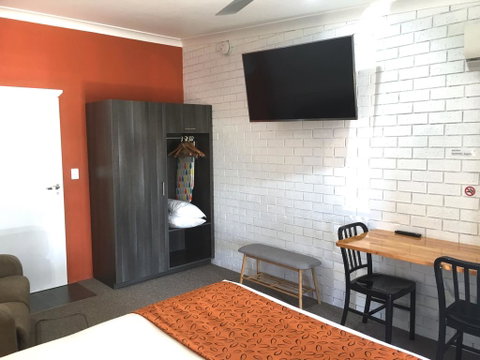 Gin Gin Village Motor Inn Motel - Winery Find 2