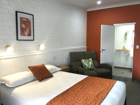 Gin Gin Village Motor Inn Motel - Winery Find 1