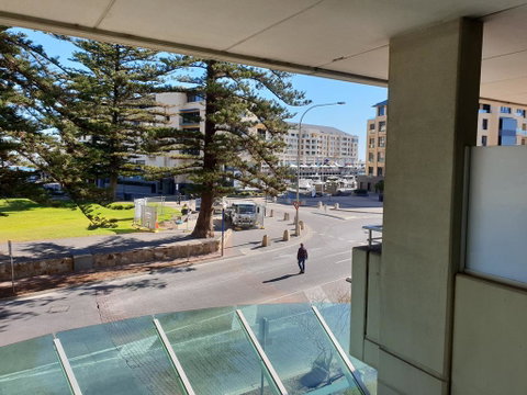 Glenelg Getaway 3 Bedroom Apartment - Winery Find 1