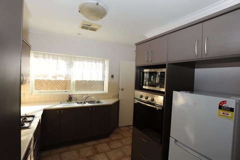 Glenelg Holiday Apartments-Colonial Square - Winery Find 3