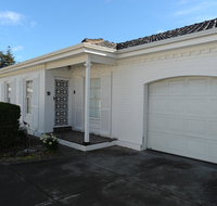 Glenelg Holiday Apartments-Colonial Square - Winery Find