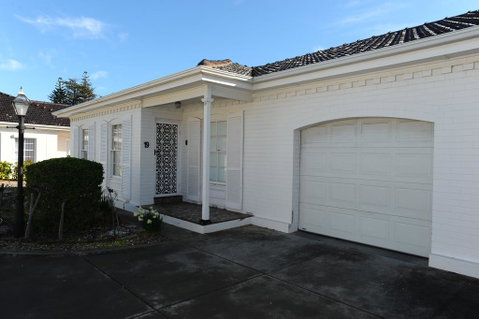 Glenelg Holiday Apartments-Colonial Square - Winery Find 0