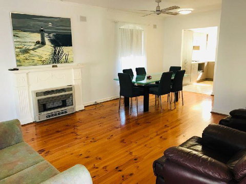 Glenelg Holiday Apartments-Colonial Square - Winery Find 1