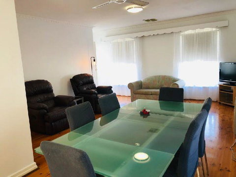 Glenelg Holiday Apartments-Colonial Square - Winery Find 2