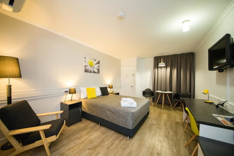 Glenmore Palms Motel - Winery Find 0