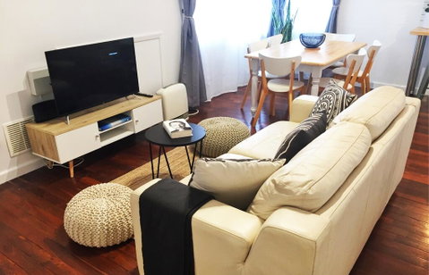 Great Comfort & Style In Central Location - Winery Find 3