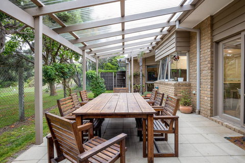 Hilltop Beach House: Newly Updated - Winery Find 0