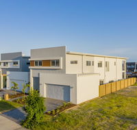 HomePlus -Fabulous Waterfront Dream Holiday House - Winery Find