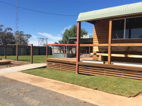 Ivanhoe Hotel Motel - Winery Find 3