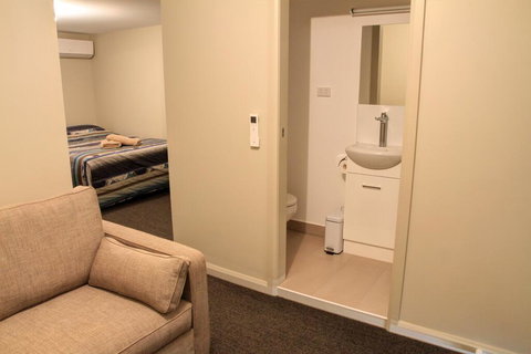 Ivanhoe Hotel Motel - Winery Find 2
