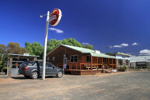 Ivanhoe Hotel Motel - Winery Find 0