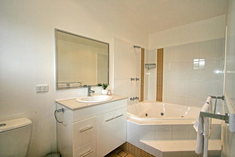 Khione 5/23-25 Kirwan Close - Winery Find 1