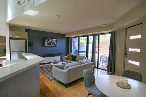 Khione 5/23-25 Kirwan Close - Winery Find 2