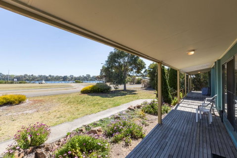 Lakeview - Waterviews On Newlands Arm - Winery Find 2