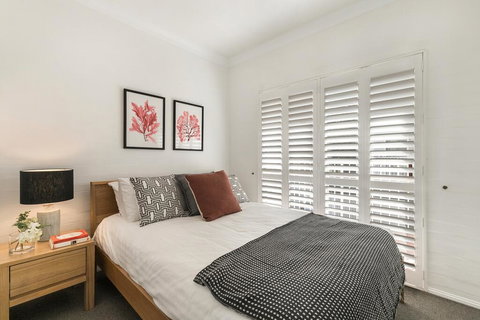 Large And Airy Unit In Quiet Riverside Suburb - Winery Find 2