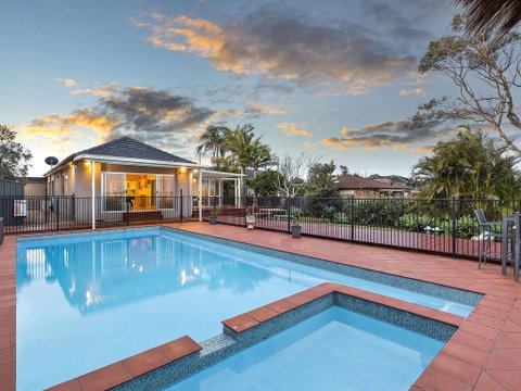 Lavish Lakefront Pool House - Winery Find 0
