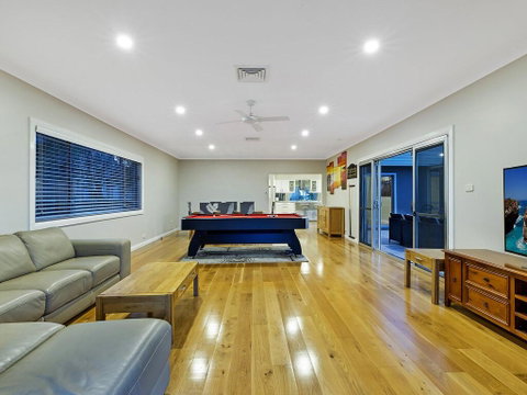 Lavish Lakefront Pool House - Winery Find 1