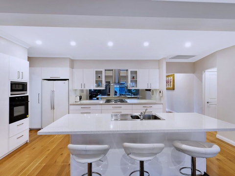 Lavish Lakefront Pool House - Winery Find 3