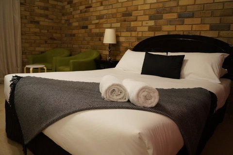 Magdala Motor Lodge & Lakeside Restaurant - Winery Find 0