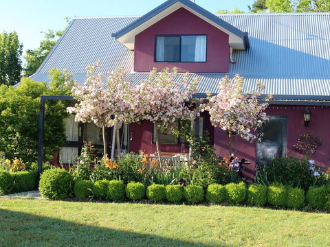 Magenta Cottage - Winery Find 0