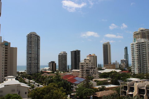 Main Beach Apartment At The Meriton - Winery Find 0