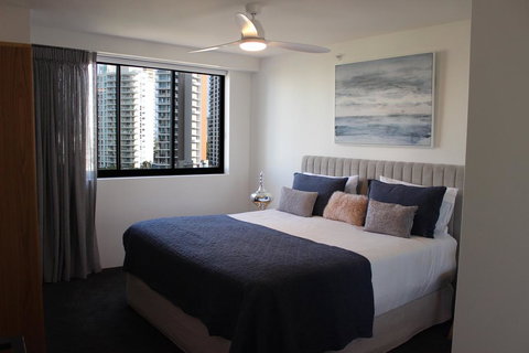 Main Beach Apartment At The Meriton - Winery Find 1