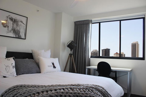 Main Beach Apartment At The Meriton - Winery Find 2