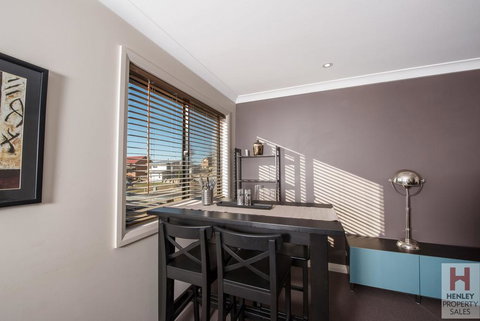 Maison Noir 2 - Well Appointed Modern Accommodation With Mountain Views - Winery Find 3