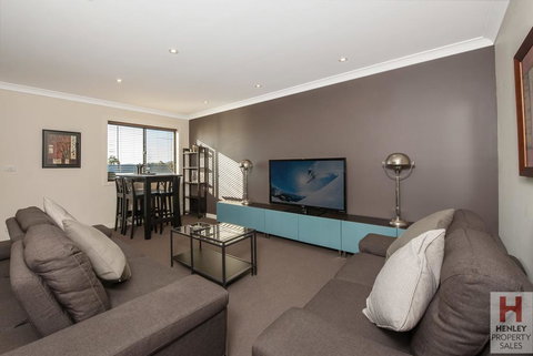 Maison Noir 2 - Well Appointed Modern Accommodation With Mountain Views - Winery Find 1