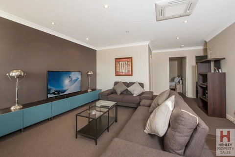 Maison Noir 2 - Well Appointed Modern Accommodation With Mountain Views - Winery Find 0