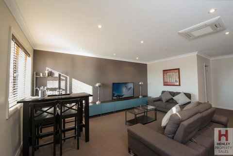 Maison Noir 2 - Well Appointed Modern Accommodation With Mountain Views - Winery Find 2