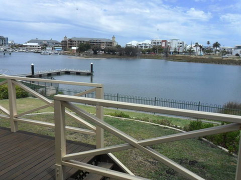 Mandurah Overlooking The Marina - Winery Find 2