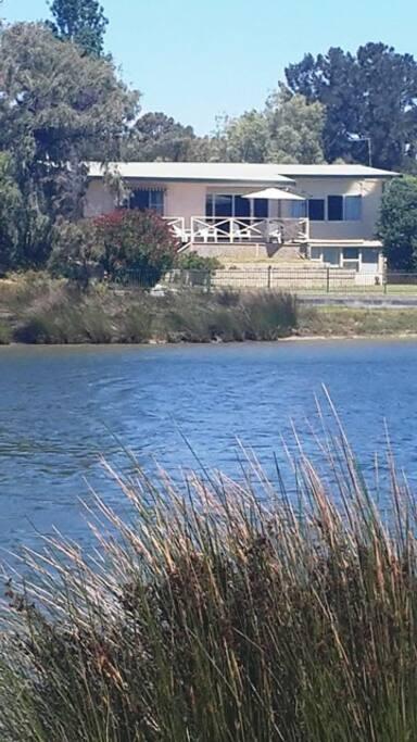 Mandurah Overlooking The Marina - Winery Find 3