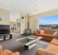 Manfield City Waterfront View Cottage - Winery Find