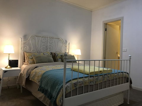 MH CBD Private Apartment @ Flinders Lane - Winery Find 1