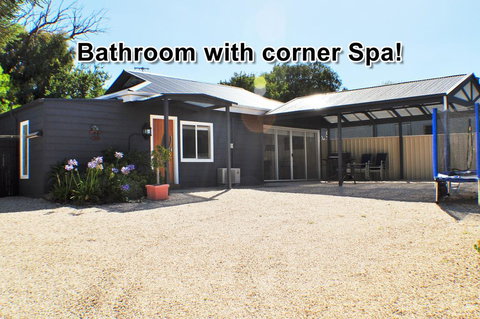 MODERN & LUXURIOUS WITH SPA BATH! - Winery Find 0