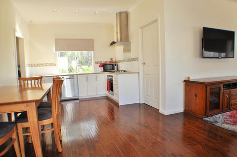 MODERN & LUXURIOUS WITH SPA BATH! - Winery Find 1