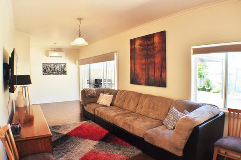 MODERN & LUXURIOUS WITH SPA BATH! - Winery Find 2