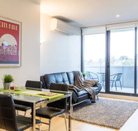 Modern 1 Bedroom Apartment In Tranquil Parklands - Winery Find