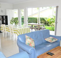 MODERN 3 BEDROOM APARTMENT IN TRADITIONAL QUEENSLANDER  PATIO LEAFY YARD POOL - Winery Find