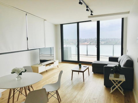 Modern Designer 2BR Apartment Near Airport & Beach - Winery Find 0