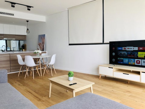 Modern Designer 2BR Apartment Near Airport & Beach - Winery Find 2