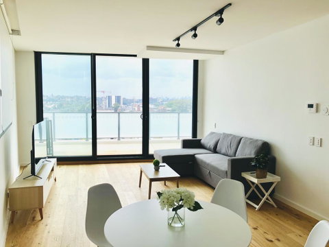 Modern Designer 2BR Apartment Near Airport & Beach - Winery Find 1