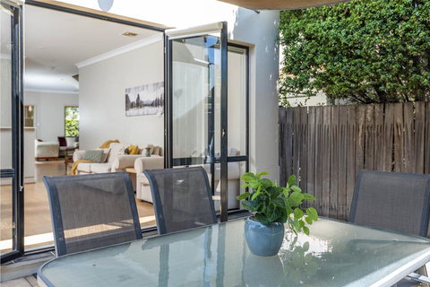 MOMENTS FROM BRADDON & ANU SPACIOUS And RELAXED - Winery Find 0