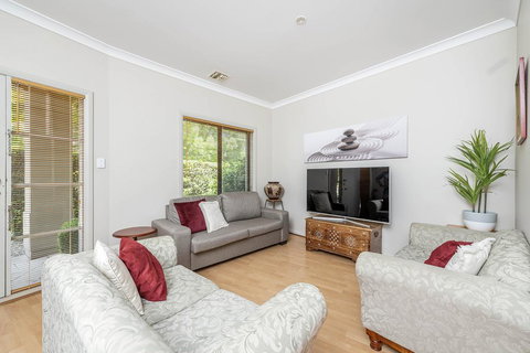 MOMENTS FROM BRADDON & ANU SPACIOUS And RELAXED - Winery Find 3