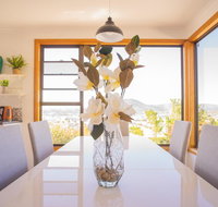 Moonah House-10 mins to CBD  MONA 4BR 2 BATH great view park 3 cars sleep 11 king bed en-suite - Winery Find