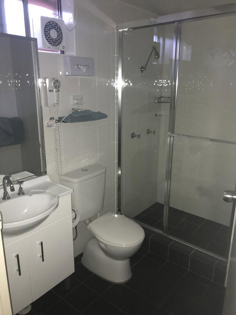 Narellan Motor Inn - Winery Find 3