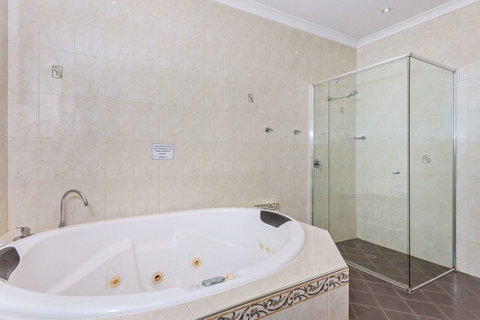 Quality Hotel Bayswater - Winery Find 20