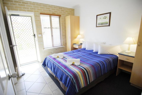 Esperance Central Accommodation - Winery Find 41